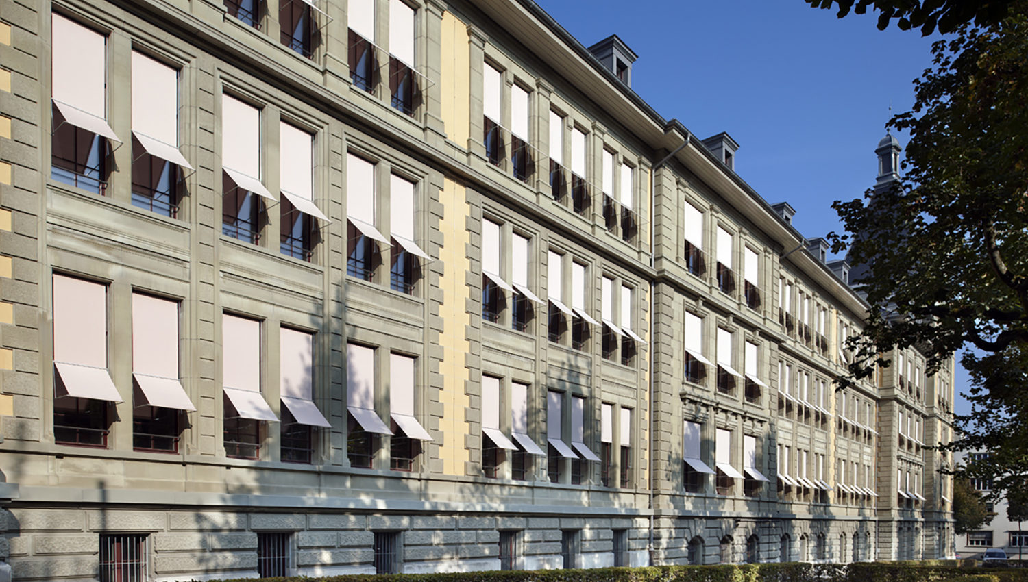 Stores San Remo brisé sur un bâtiment