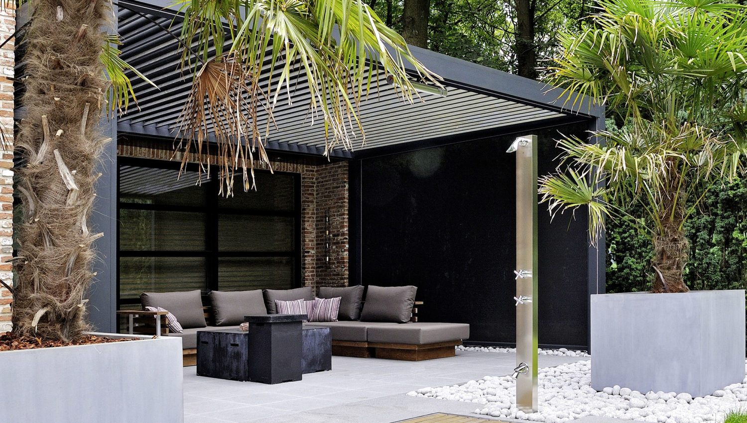 Terrasse avec abri à lames orientables